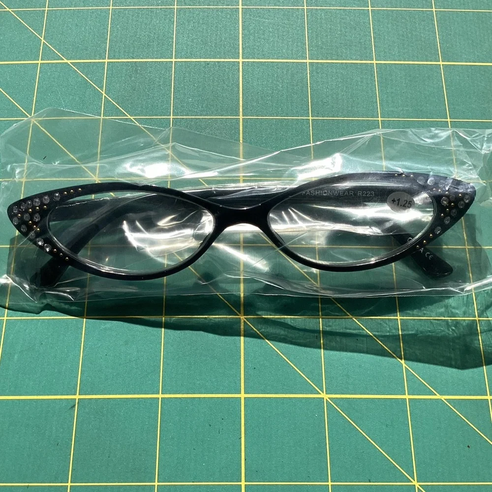 NIB Cat Eye Readers Black 1.25+ Rhinestones Retro Boho Hippie Glasses